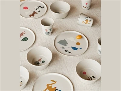 Liewood Remco tallerkensæt around the world sandy med fire tallerkener