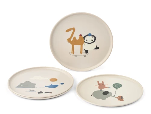 Liewood Remco tallerkensæt around the world sandy med fire tallerkener