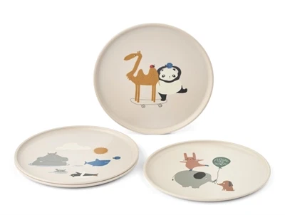 Liewood Remco tallerkensæt around the world sandy med fire tallerkener