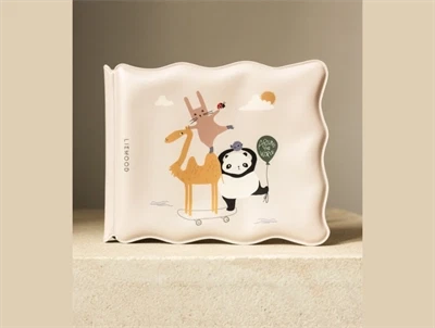 Liewood Waylon badebog around the world sandy forside