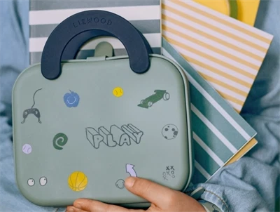Liewood Elara foldbar madkasse i groengraa med play motiver