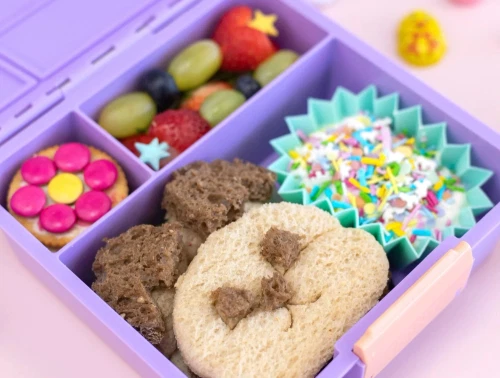 MontiiCo snackboks fyldt med farverig frokost i lilla Bento 3 model