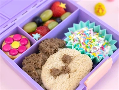 MontiiCo snackboks fyldt med farverig frokost i lilla Bento 3 model