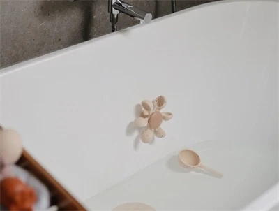 Mushie vandhjul badlegetøj i silikone med confetti