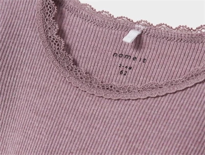 Name It body elderberry melange med blondekant