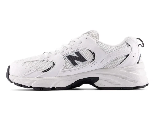 New Balance 530 sneaker i reflection/black cement farve vist fra siden