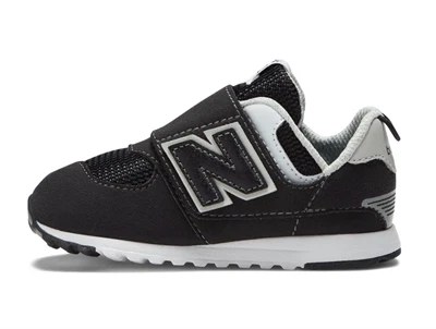 sneaker fra New Balance i sort og sølv metallic