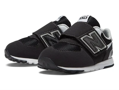 sneaker fra New Balance i sort og sølv metallic