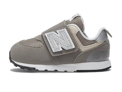 sneaker fra New Balance i rain cloud og sølv
