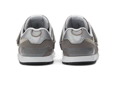 New Balance 574 sneaker med velcrolukning- set fra hælkappen