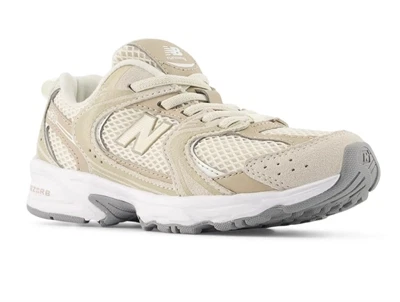 New Balance 530 sneaker til børn i beige nuance med elastiksnørebånd