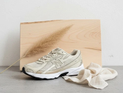 New Balance 740 sneaker i beige mesh med snørebånd og logo