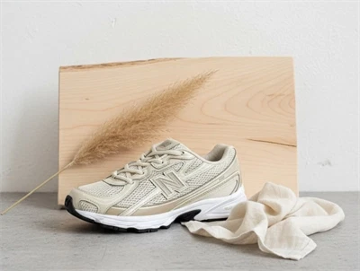 New Balance 740 sneaker i beige mesh med snørebånd og logo