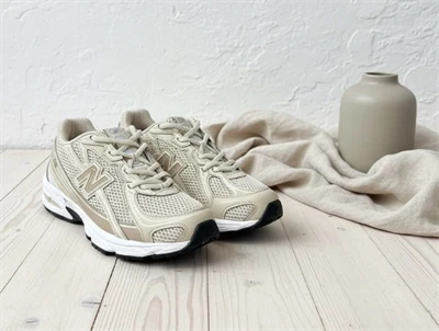 New Balance 740 sneaker i beige mesh med snørebånd og logo