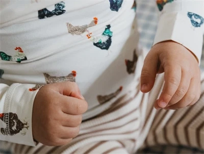 Petit Piao bodystocking råhvid med haner på barn