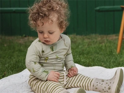 Petit Piao bodystocking i lysegrøn nuance med frøprint på barn