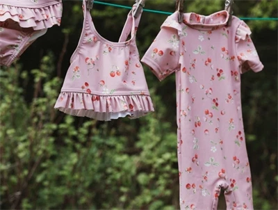 Petit Piao rosa badedragt med jordbær hængende miljø