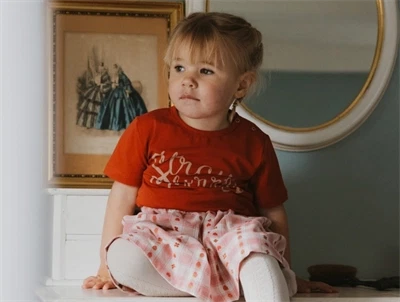 Petit Piao t-shirt rød med strawberry print på barn