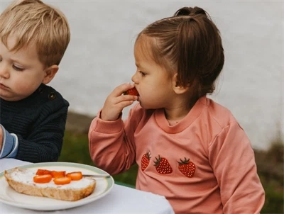 Petit Piao sweatshirt rosa med jordbær på barn