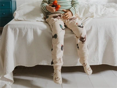 Petit Piao sweatpants råhvid med haner på barn