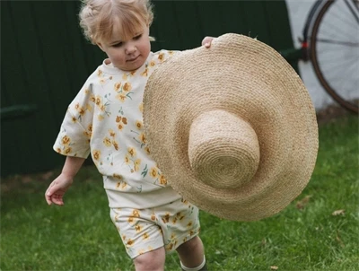 Petit Piao sweatshorts råhvid med blomsterprint på barn