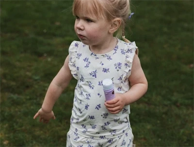 Petit Piao ærmeløs top i creme nuance med violprint og flæser på barn