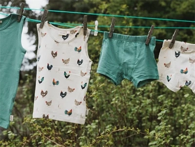 Petit Piao boxershorts råhvid med haner og  grønne på tørresnor