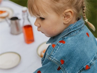 Pige klædt i Petit Piao denim jakke lyseblå
