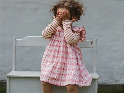 Pige iklædt Petit Piao kjole dusty rose