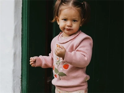 Pige iklædt Petit Piao Ellen striktrøje dusty rose