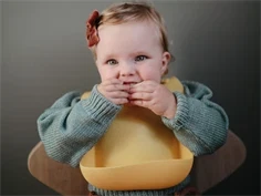 Mushie sunshine hagesmæk silikone