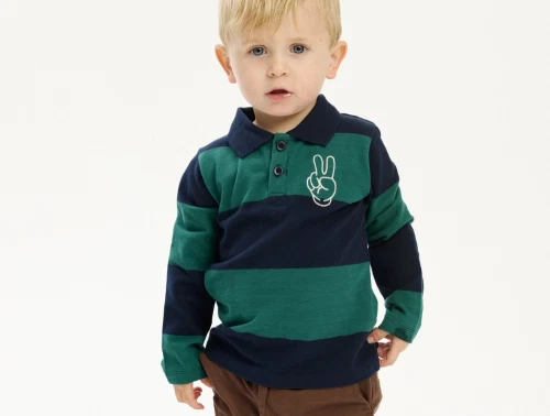 Dreng iført THE NEW Siblings langærmet pique polo i navy og grønne striber