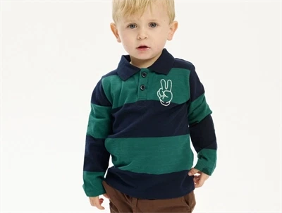 Dreng iført THE NEW Siblings langærmet pique polo i navy og grønne striber