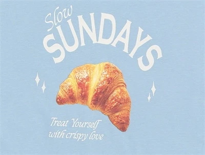 THE NEW t-shirt i lyseblå med croissant print tæt på