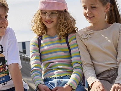 THE NEW Stella rib bluse i multi striped vist på model