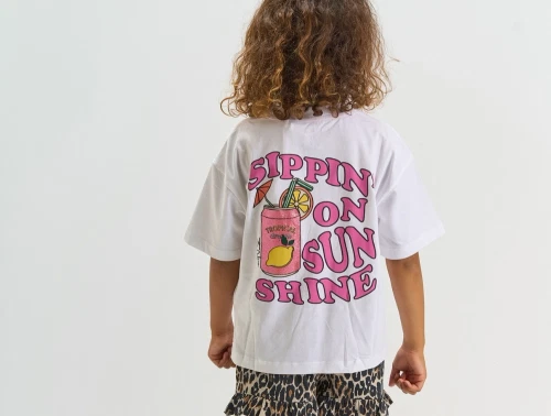 THE NEW Tarla oversized t-shirt bright white med sunshine print vist på barn