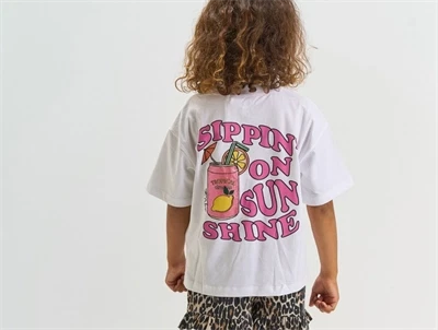 THE NEW Tarla oversized t-shirt bright white med sunshine print vist på barn