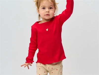 rød rib t-shirt med hjerteprint fra THE NEW siblings på barn