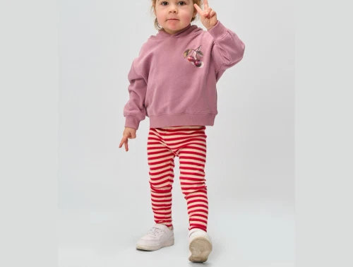 Barn iført THE NEW siblings ribleggings i rød/hvid stribet