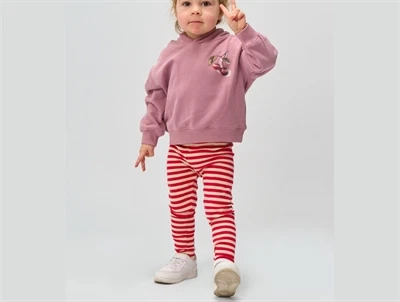 Barn iført THE NEW siblings ribleggings i rød/hvid stribet