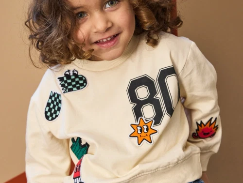 THE NEW siblings sweatshirt i gardenia med broderede figurer foran  