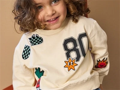 THE NEW siblings sweatshirt i gardenia med broderede figurer foran  