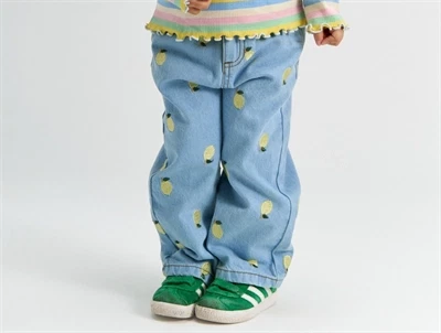 THE NEW Siblings Saja wide jeans light blue denim med citronbroderi vist på barn