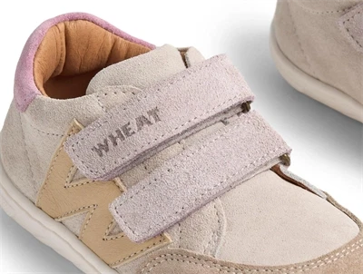 Wheat Barres sneaker i råhvid med lilla detaljer og dobbelte velcroremme