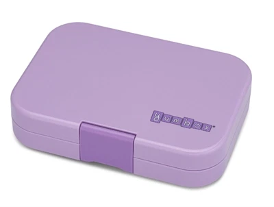 Yumbox Original madkasse i lavendel lilla med lukket låg og logo