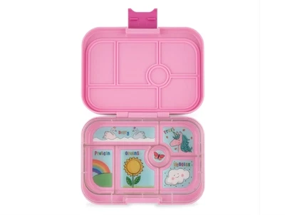 Yumbox Original madkasse i power pink med åben låg og unicornprint i inderbakken