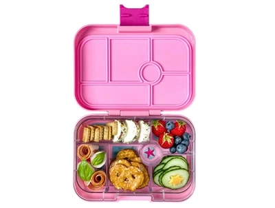 Yumbox Original madkasse i power pink set oppefra med mad i rum