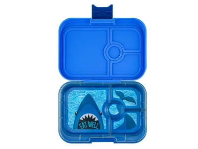 Yumbox Panino madkasse i blå med åben låg og hajprint i inderbakken