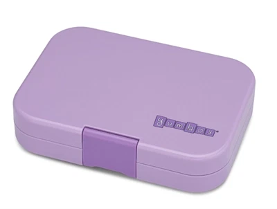 Yumbox Panino madkasse i lavendel lilla med lukket låg og logo