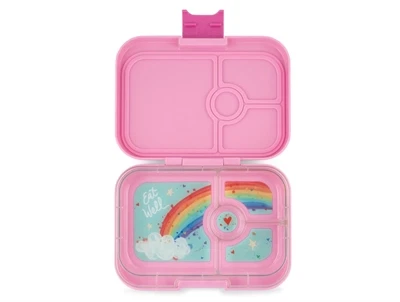 Yumbox Panino madkasse i power pink med åben låg og regnbueprint i inderbakken